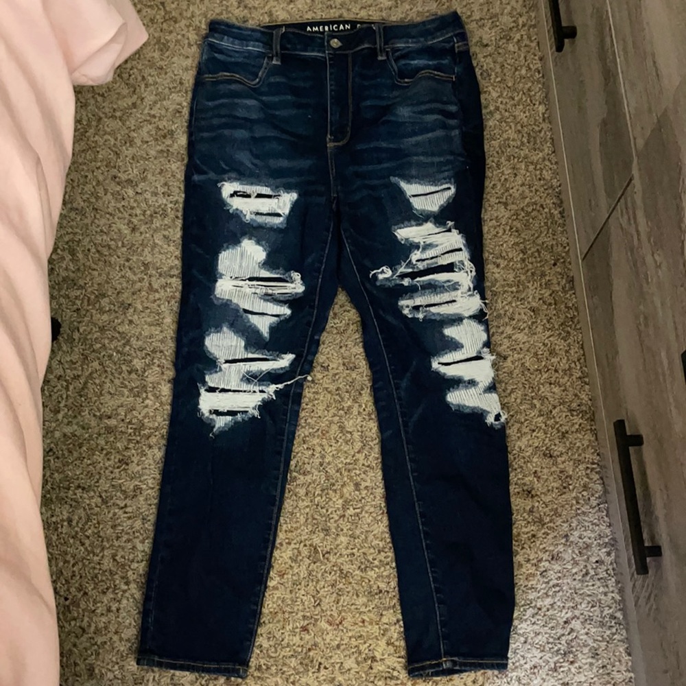 AMERICAN EAGLE RIPPED JEANS